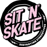 Logo von SIT'N'SKATE in rosa schwarz