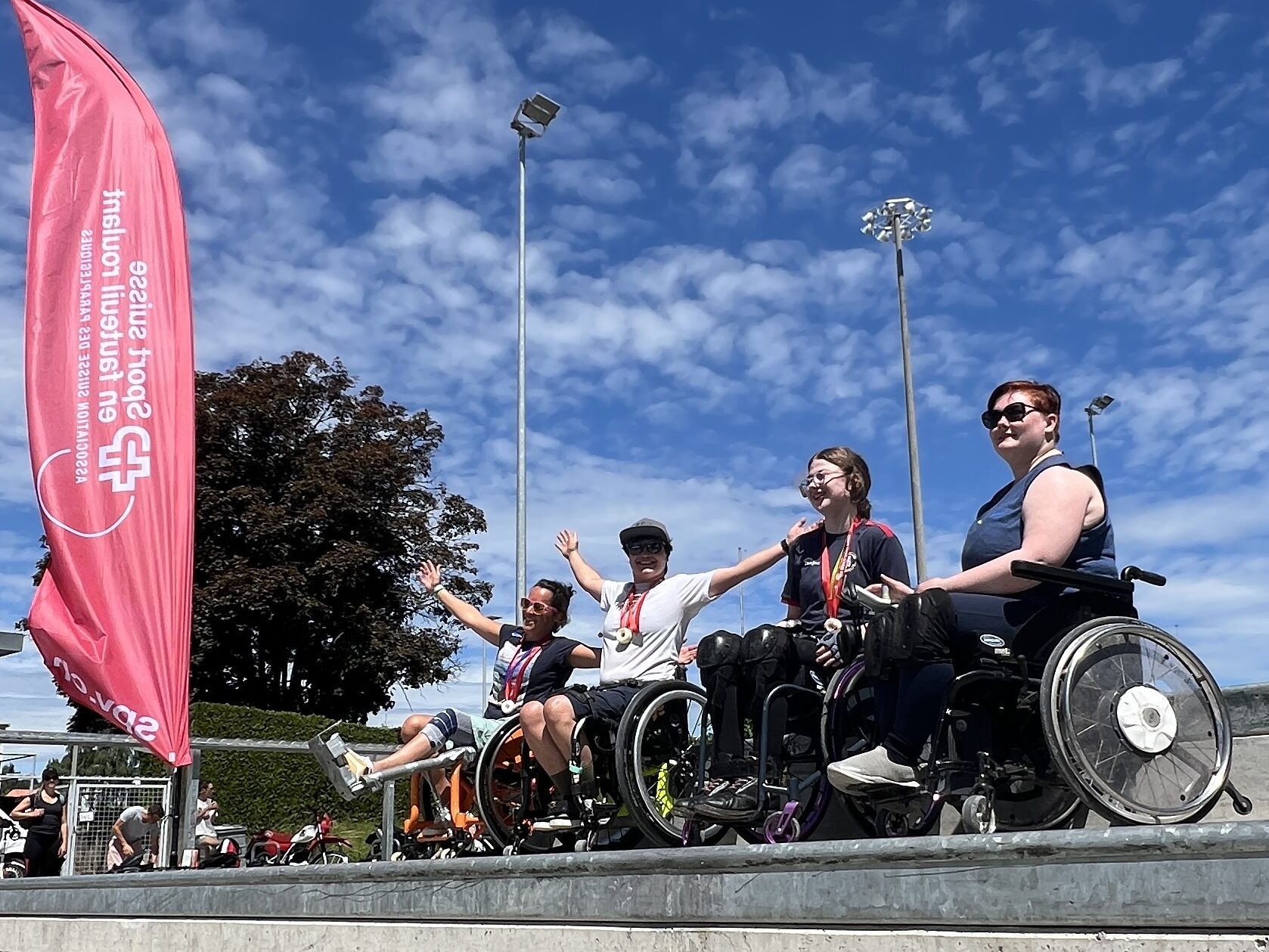 Im Skatepark stehen für die Siegerehrung vier Rollstuhlfahrerinnen nebeneinander, die ersten drei haben Medaillen. 