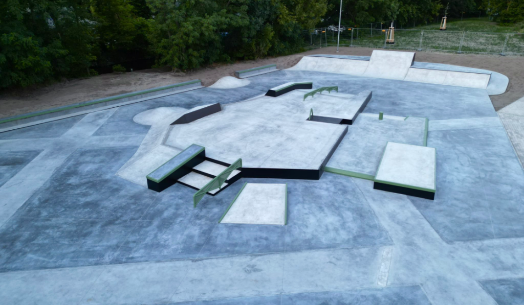 Foto von einem Skatepark aus Beton von oben