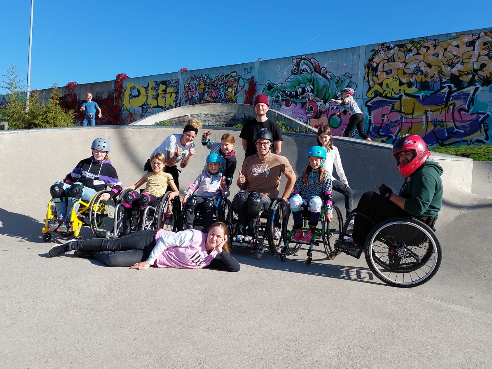 Gruppenfoto von Rollstuhlfahrern im Skatepark