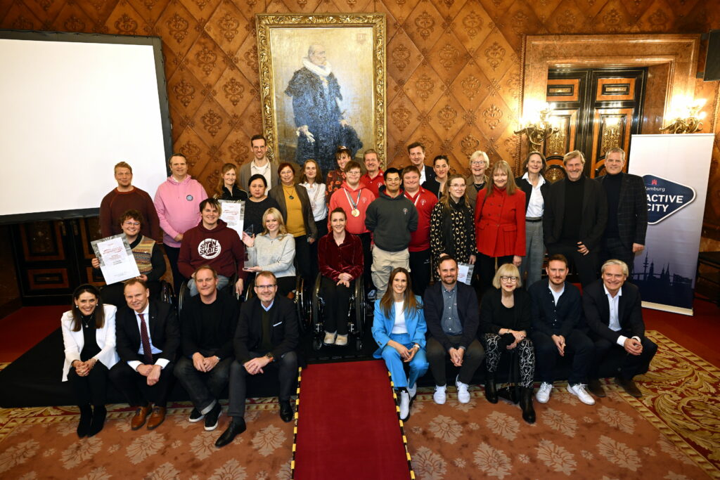 Gruppenfoto mit allen Preistraegern
Hamburg, 21.01.2025, Sport allgemein, Verleihung Werner-Otto-Preis 2025 im Hamburger Behindertensport, Verleihung im Hamburger Rathaus