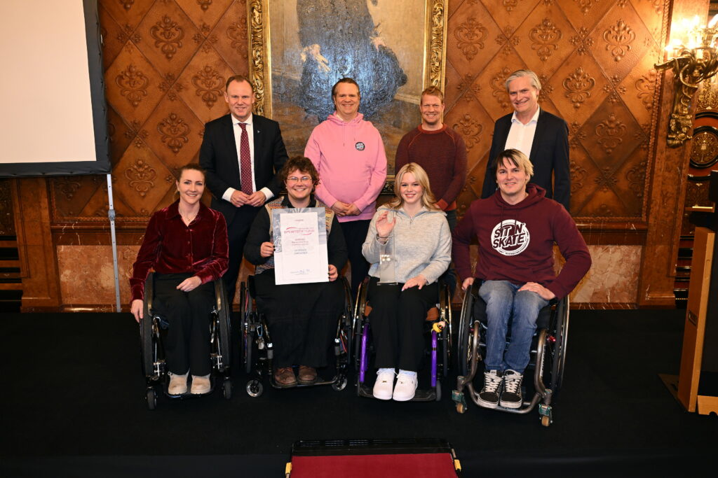 Ehrung Rollstuhlsportinitiative SIT'N'SKATE mit Alexander Otto (hinten r.), Andy Grote (Senator für Inneres und Sport Hamburg, hinten l.) und Edina Mueller (Parakanu, vorn l.)
Hamburg, 21.01.2025, Sport allgemein, Verleihung Werner-Otto-Preis 2025 im Hamburger Behindertensport, Verleihung im Hamburger Rathaus