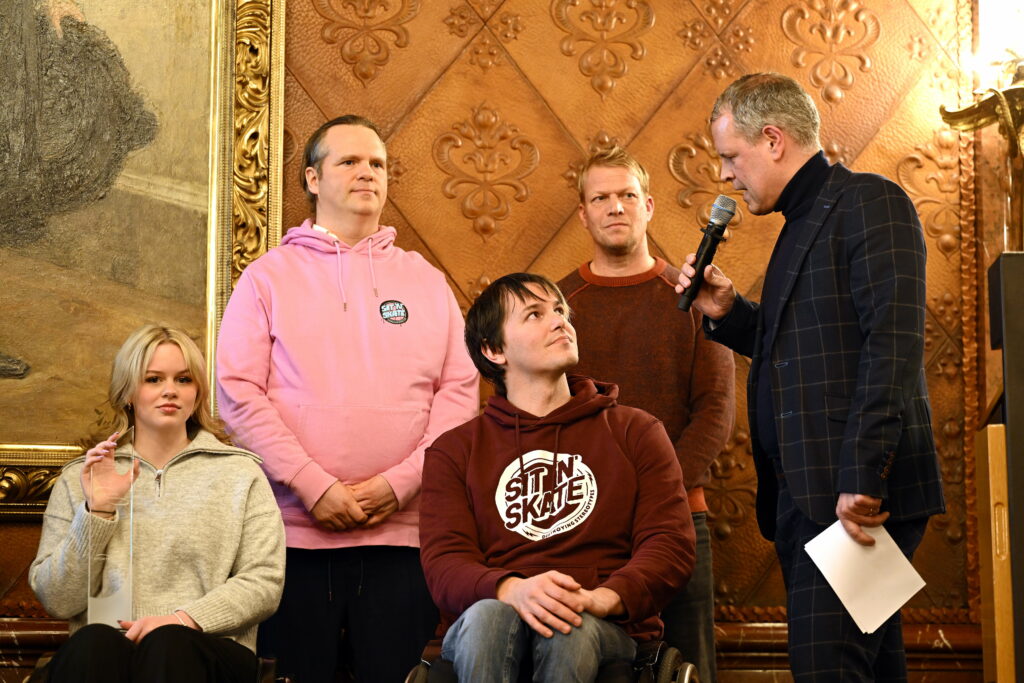 Ehrung Rollstuhlsportinitiative SIT'N'SKATE mit Rando Aust (Alexander-Otto-Stiftung, r.)
Hamburg, 21.01.2025, Sport allgemein, Verleihung Werner-Otto-Preis 2025 im Hamburger Behindertensport, Verleihung im Hamburger Rathaus 