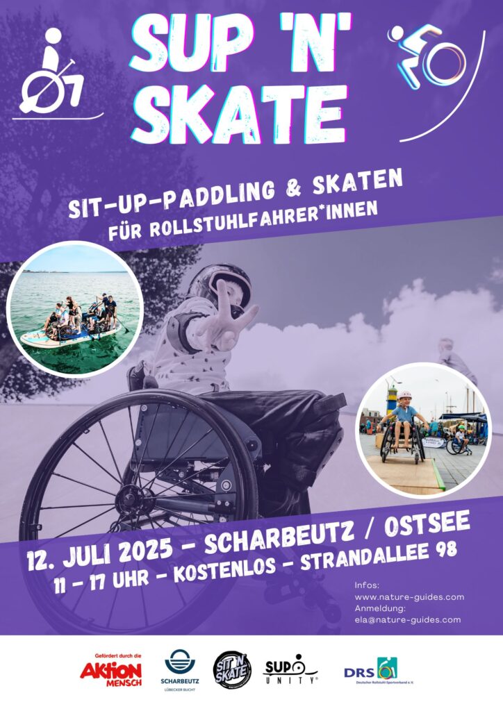 Das Plakat bewirbt eine inklusive Sportveranstaltung mit Sit-Up-Paddling und Skaten für Rollstuhlfahrende, die am 12. Juli 2025 in Scharbeutz an der Ostsee stattfindet. Die Veranstaltung ist kostenlos und läuft von 11 bis 17 Uhr an der Strandallee 98.  Hintergrund und Farben: Der Hintergrund ist in einem kräftigen Lila gehalten. Oben mittig steht in großen, leuchtenden Buchstaben „SUP ‘N’ SKATE“, wobei die Buchstaben einen leichten 3D-Glitch-Effekt haben. Links oben ist ein stilisiertes Piktogramm einer Person im Rollstuhl mit einem durchgestrichenen „07“-Zeichen, rechts oben eine Figur im Rollstuhl auf einer Rampe.  Bilder: Drei Bilder sind prominent auf dem Plakat platziert: 	1.	Mittig groß: Ein Rollstuhlfahrender mit Helm und Schutzausrüstung zeigt ein Victory-Zeichen mit der Hand, während er in einem Skatepark sitzt. 	2.	Links unten rund: Eine Gruppe Menschen auf einem großen Stand-Up-Paddle-Board (SUP) auf dem Wasser, einige im Rollstuhl. 	3.	Rechts unten rund: Ein Kind im Rollstuhl fährt eine kleine Rampe herunter und lacht, während im Hintergrund eine belebte Veranstaltung zu sehen ist.  Textinformationen: Direkt unter dem Titel steht der Untertitel: “Sit-Up-Paddling & Skaten für Rollstuhlfahrer*innen” (wobei hier die Gendersternchen-Schreibweise verwendet wird).  Weiter unten folgen die Eventdetails in Weiß mit blauem Schatten: “12. Juli 2025 – Scharbeutz / Ostsee 11 – 17 Uhr – Kostenlos – Strandallee 98”  Kontakt & Anmeldung: 	•	Website: www.nature-guides.com 	•	Anmeldung per E-Mail: ela@nature-guides.com  Logos & Förderer: Am unteren Rand sind fünf Logos aufgereiht: 	1.	Aktion Mensch (ein großer Förderer inklusiver Projekte) 	2.	Scharbeutz Lübecker Bucht (vermutlich die Gemeinde oder Tourismusorganisation) 	3.	SIT’N’SKATE (das Skateprojekt für Rollstuhlfahrende) 	4.	SUP Unity (eine Organisation für Stand-Up-Paddling) 	5.	DRS – Deutscher Rollstuhlsportverband e.V.  Das Plakat ist visuell ansprechend, mit dynamischen Bildern, kräftigen Farben und einem klaren, gut lesbaren Layout.